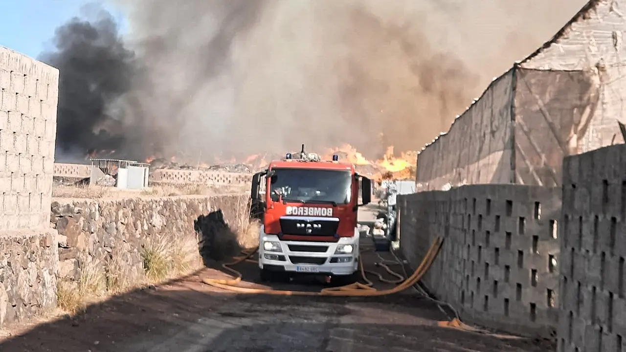 Consorcio Bomberos de Tenerife-Incendo planta de compostaje 00