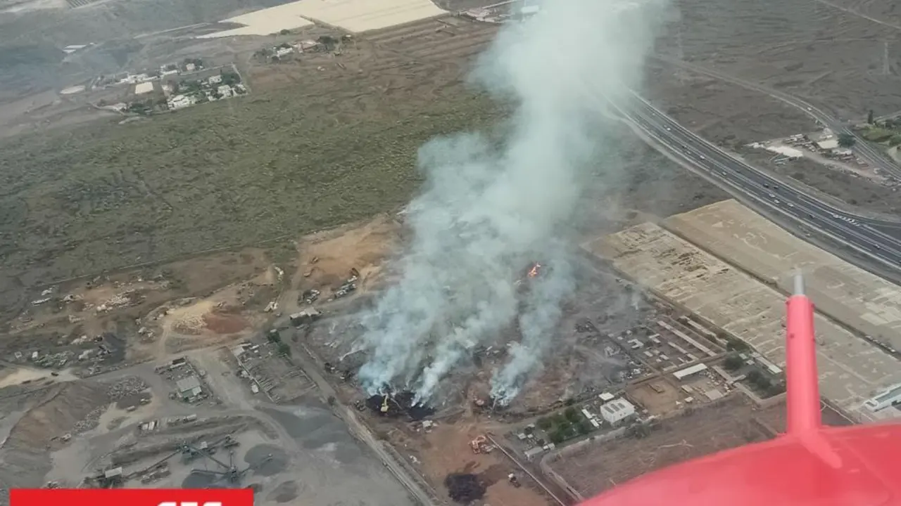 140124 situaci&oacute;n del incendio en la planta de compostaje (2)