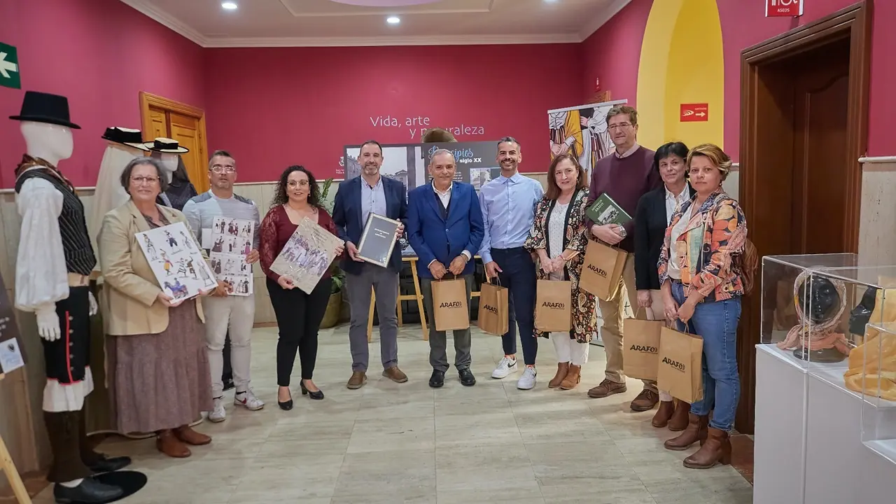 Inauguraci&oacute;n de la exposicci&oacute;n "EL Vesrir Tradicional"