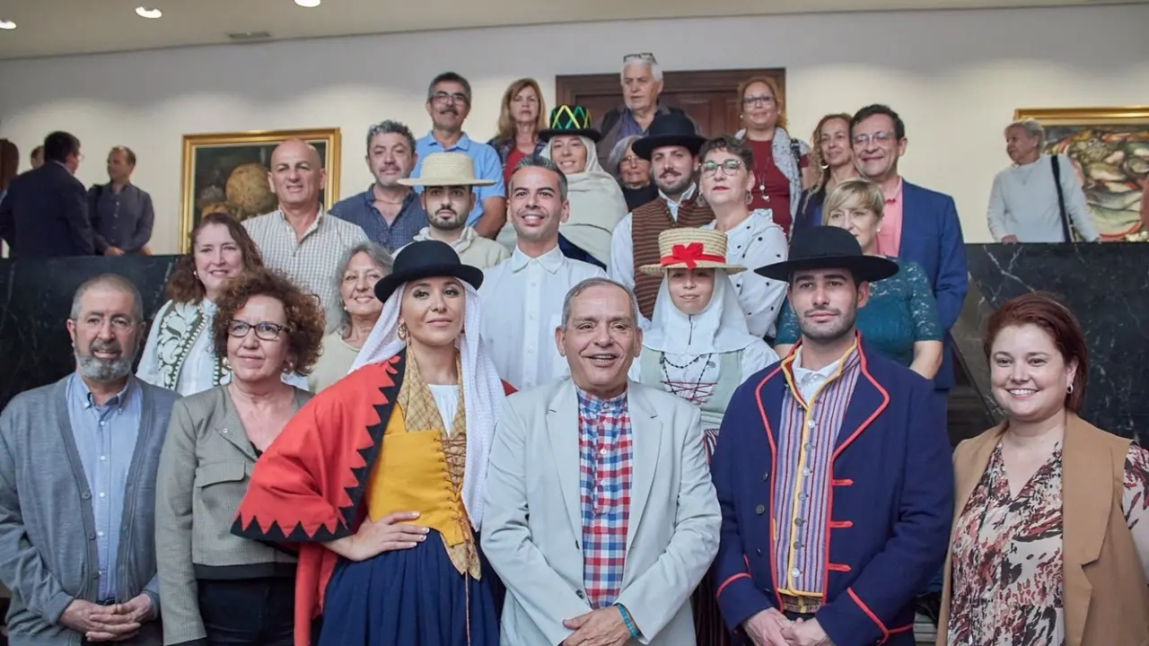 FOTO INDUMENTARIA TRADICIONAL CANARIA 1(1)