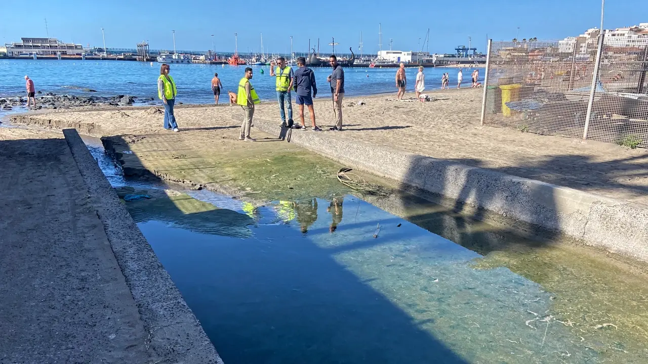 Tecnicos municipales evaluan la situacion en la Playa de Los Cristianos _8308