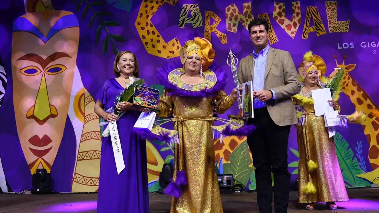 La nueva Reina de los Mayores junto al alcalde y antecesora(1)