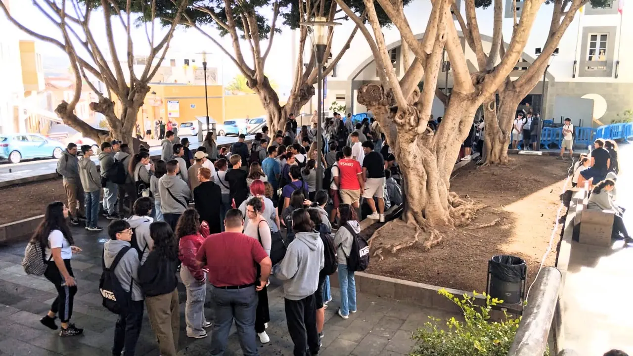 Estudiantes de Granadilla protestas frente al Ayuntamiento