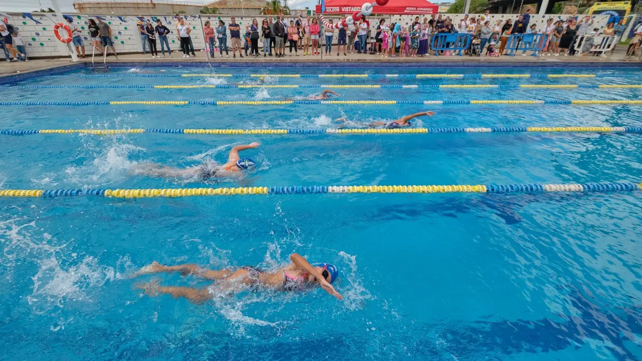 Cuarta jornada de nataci&oacute;n de los Juegos Cabildo,  en la Piscina Municipal Acidalio Lorenzo de Santa Cruz de Tenerife cone nadadores y nadadoras de las categor&iacute;as prebenjam&iacute;n, benjam&iacute;n y alev&iacute;n