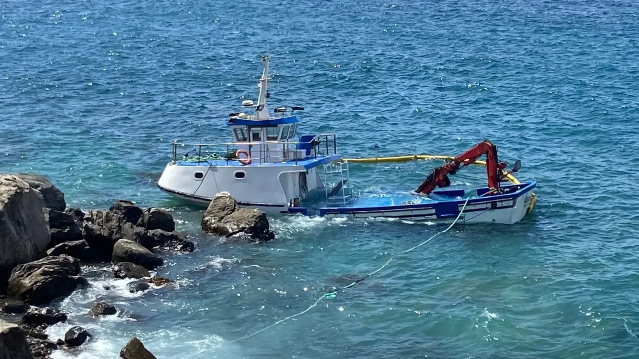 Un barco afectado por la DANA en Los Cristianos . Foto Esteban P&eacute;rez