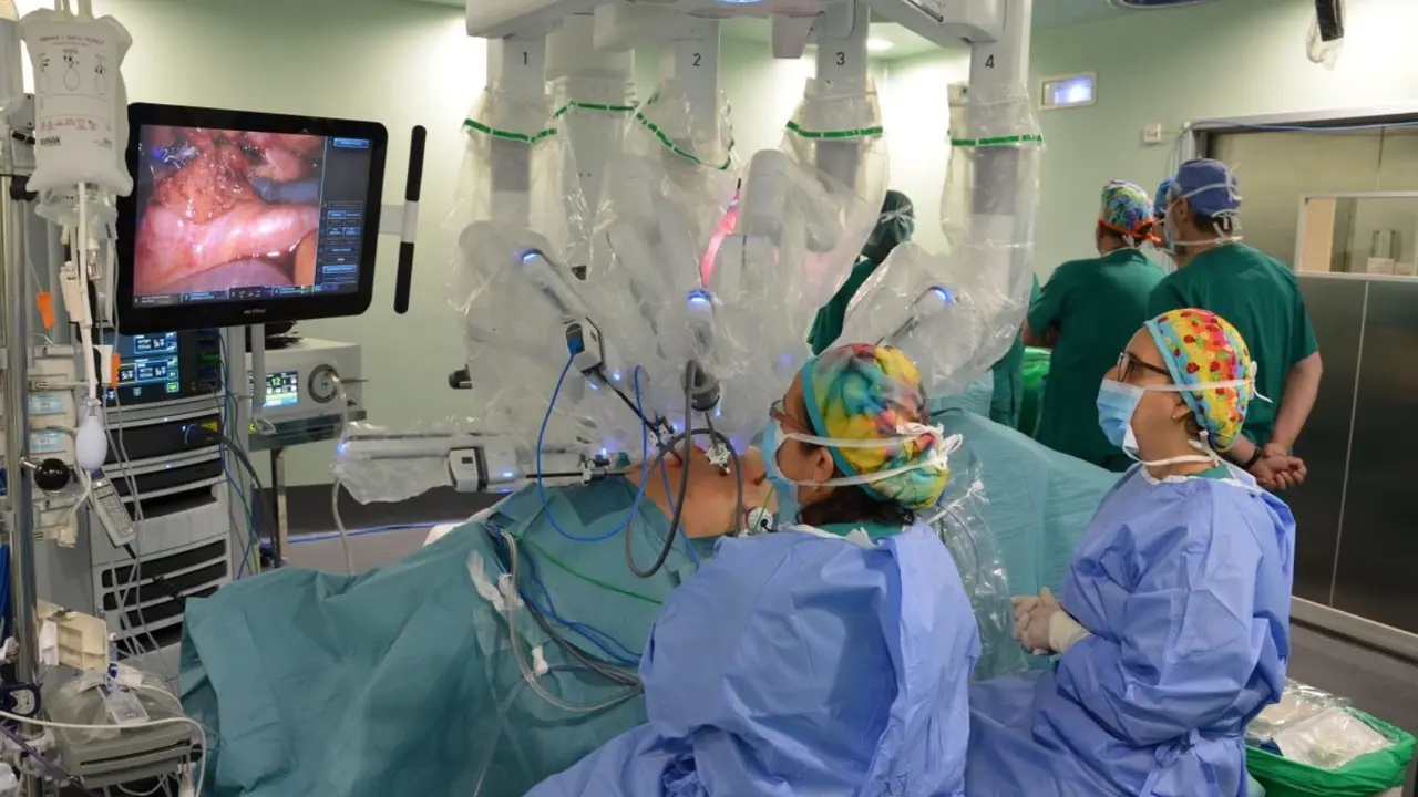 Intervenci&oacute;n con Da Vinci en el Hospital Negrin(1)