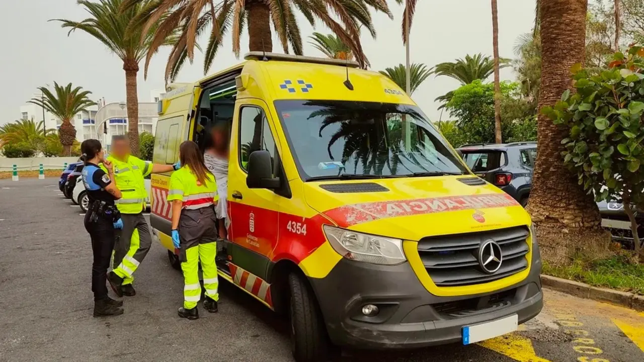 El paciente fue auxiliado por la Policia Local de Arona y trasladado en una ambulancia
