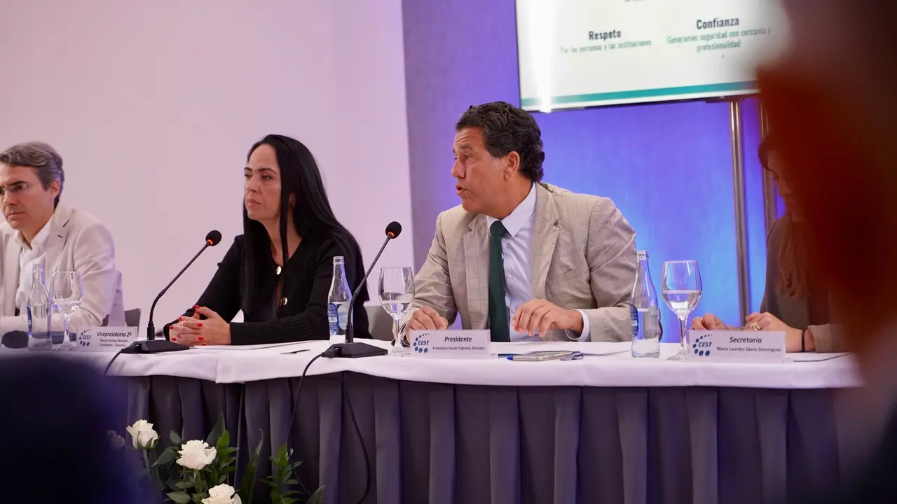 Tom&aacute;s Azc&aacute;rate, Raquel Arroyo y Javier Cabrera en la asamblea del CEST(1)