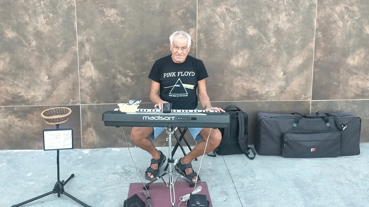 Luis Le&oacute;n, m&uacute;sico callejero
