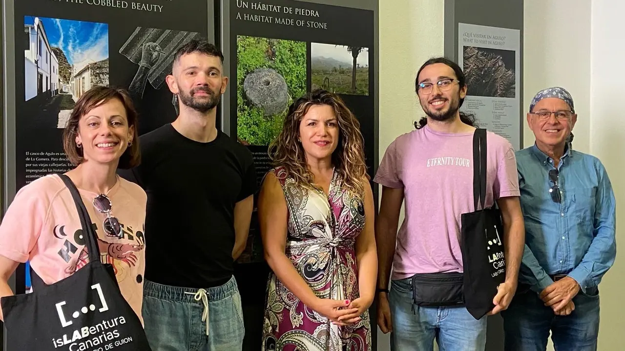 030524 La consejera insular de Turismo, Mar&iacute;a Isabel M&eacute;ndez, junto a los guionistas participantes y su tutora(1)