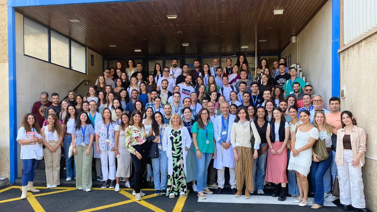 Foto de familia con los nuevos residentes y parte de la Gerencia del Hospital La Candelaria