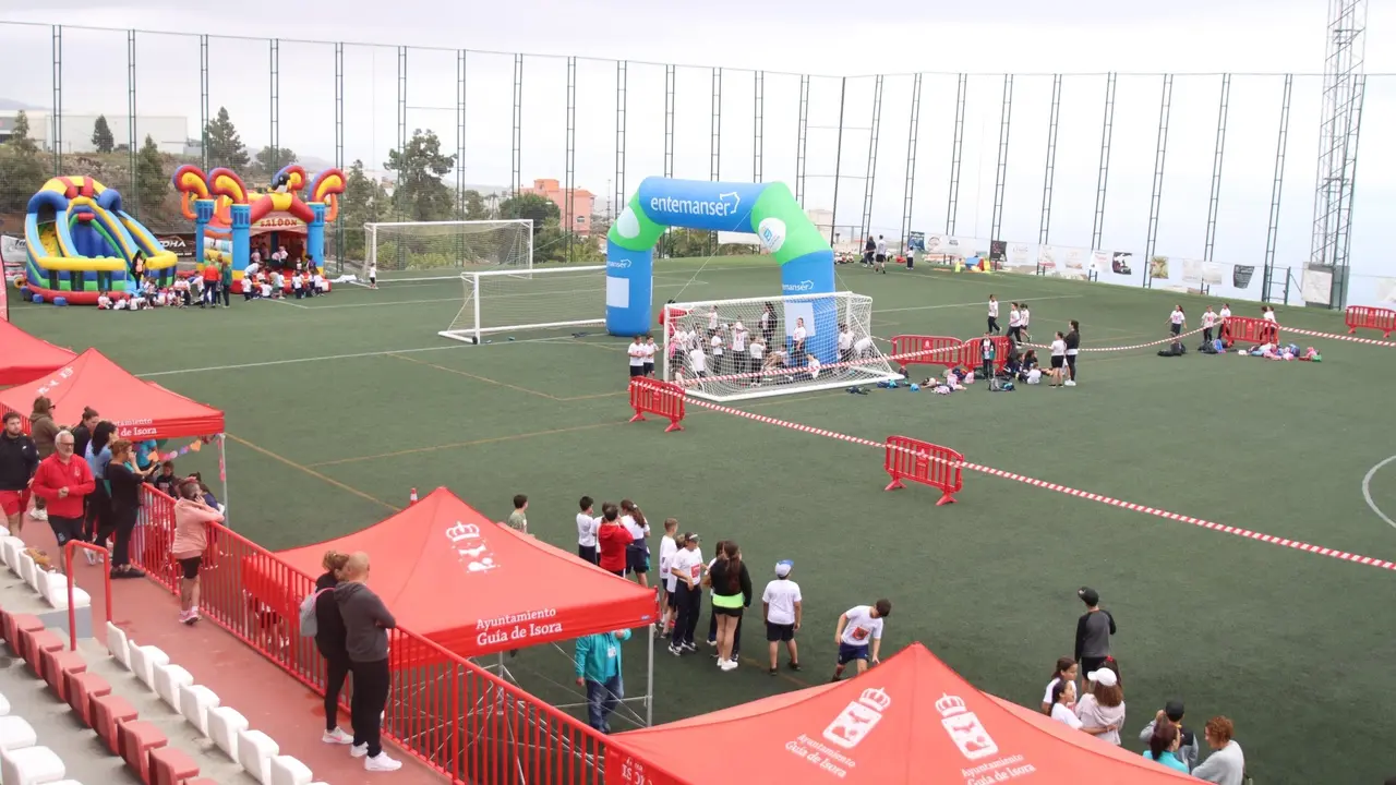 El CEIP Chigora celebra una carrera solidaria en el campo de f&uacute;tbol de Ch&iacute;o