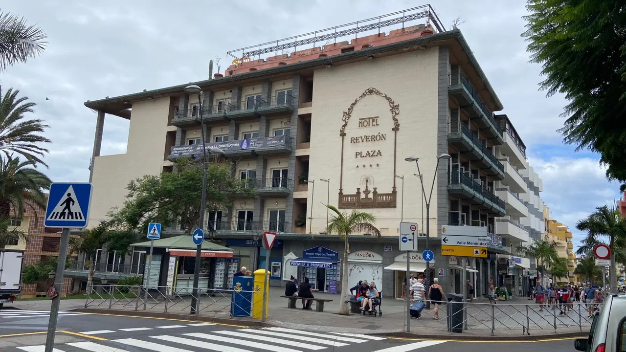 Hotel Rever&oacute;n Plaza 8775