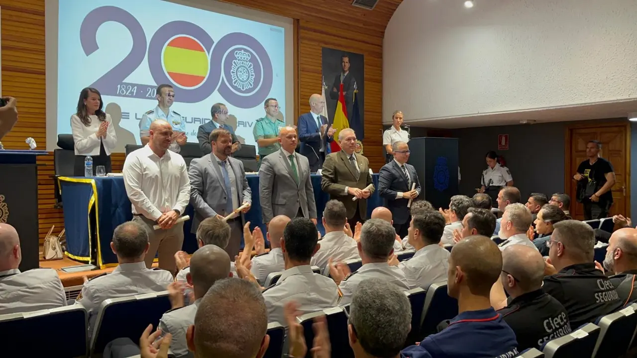 Polic&iacute;a Nacional guardias 0006(1)