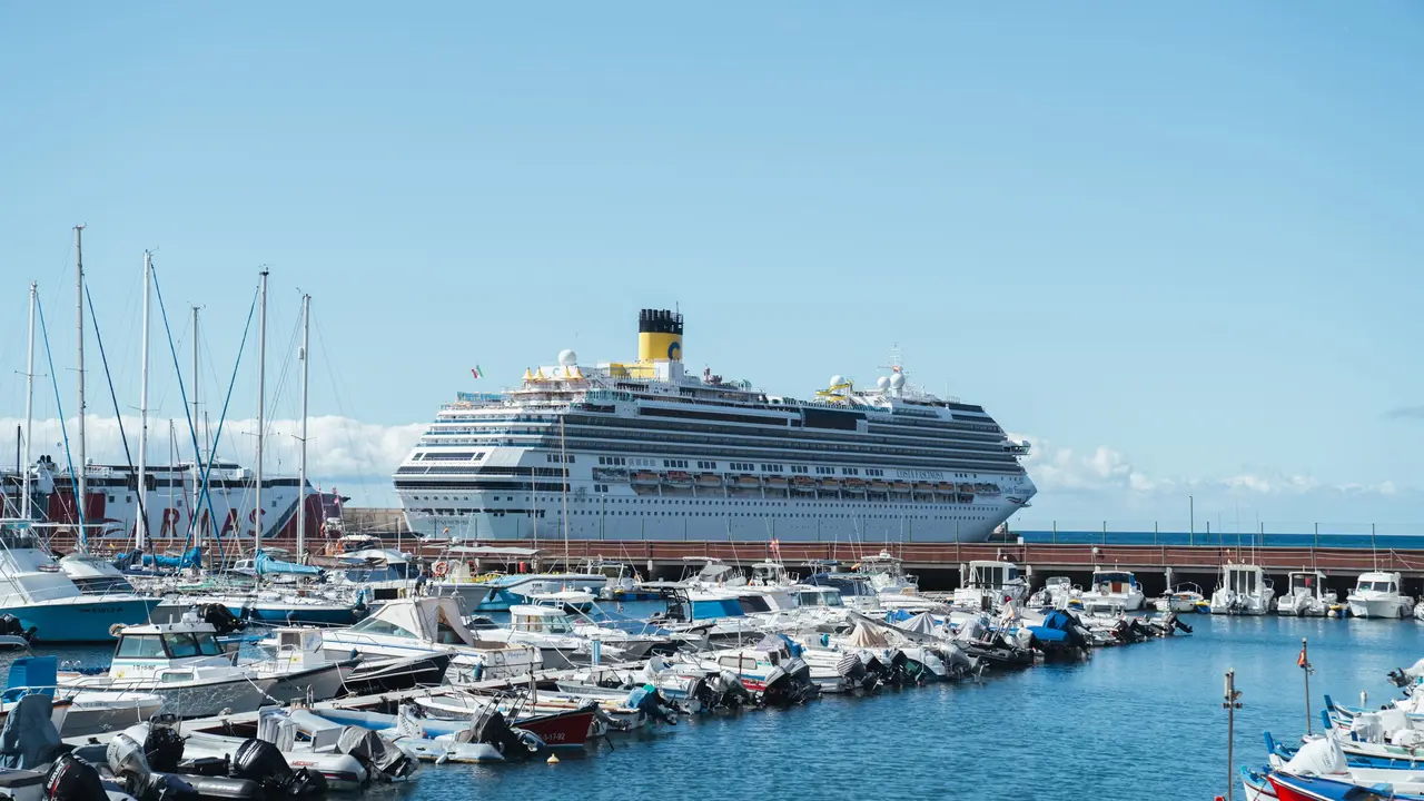Crucero atracado en el Puerto de San Sebasti&aacute;n de La Gomera[80692]