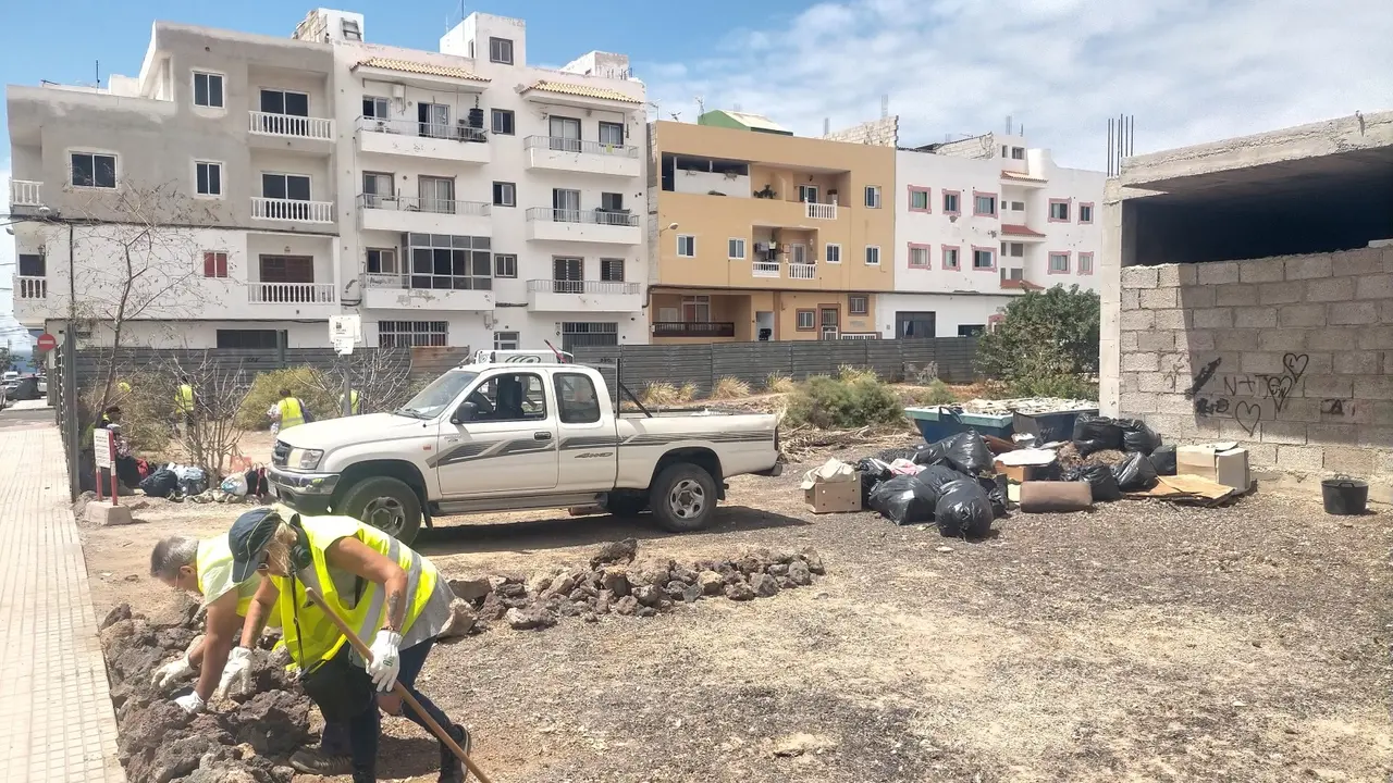 Limpieza de un solar en El Fraile