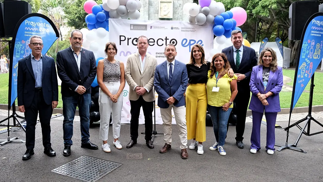 Foto Familia Christoph Kiessling junto alcalde Berm&uacute;dez y dem&aacute;s colaboradores