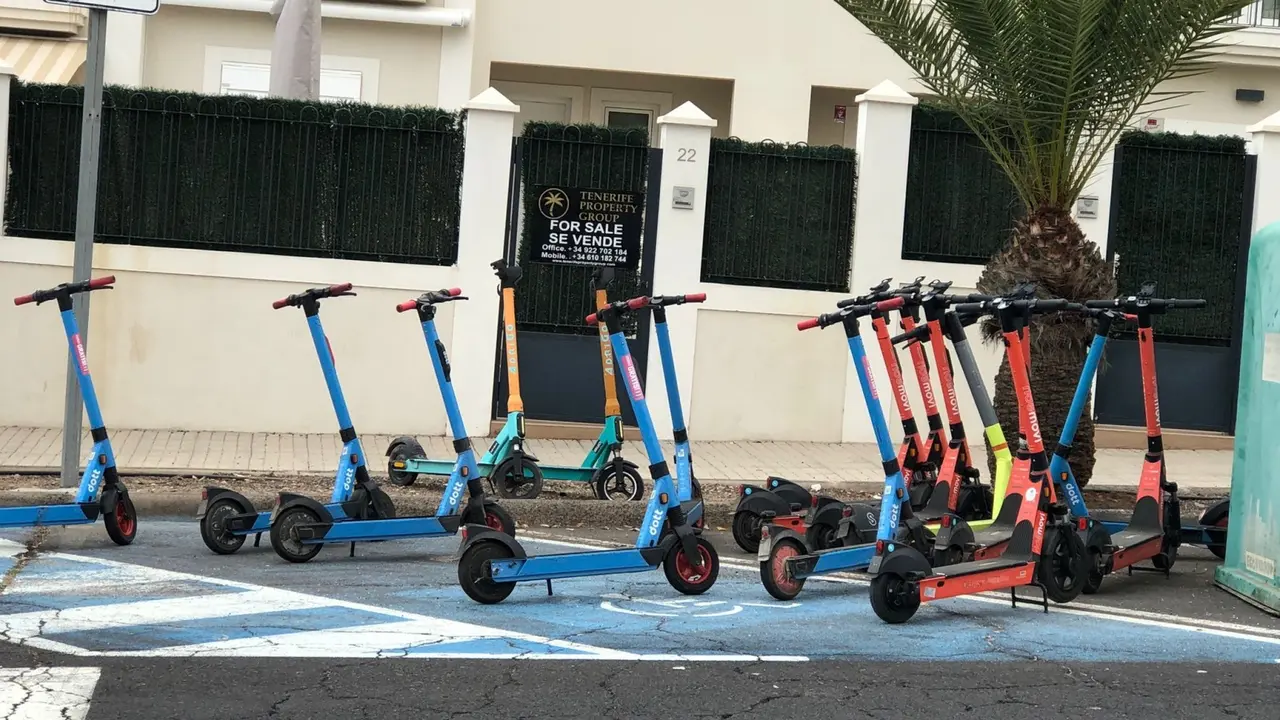 Aparcamiento para minusvalidos ocupado por patinetes el&eacute;ctricos