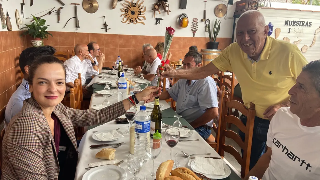 El exalcalde de Arona le entrega una rosa a la alcaldesa F&aacute;tima Lemes_8816
