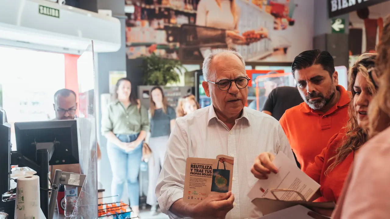 130624 Casimiro Curbelo, durante el reparto de bolsas y sellos distintivos de la campa&ntilde;a