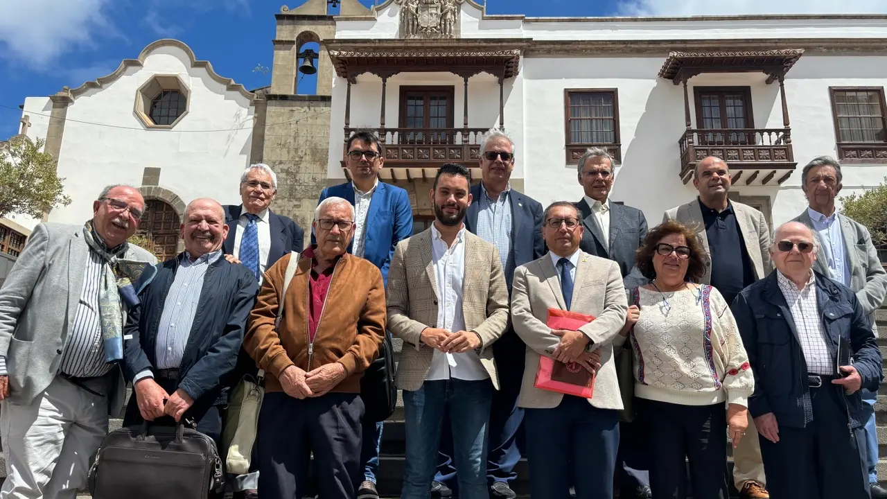 Foto de familia junta de cronistas oficiales de Canarias en Icod de los Vinos(1)
