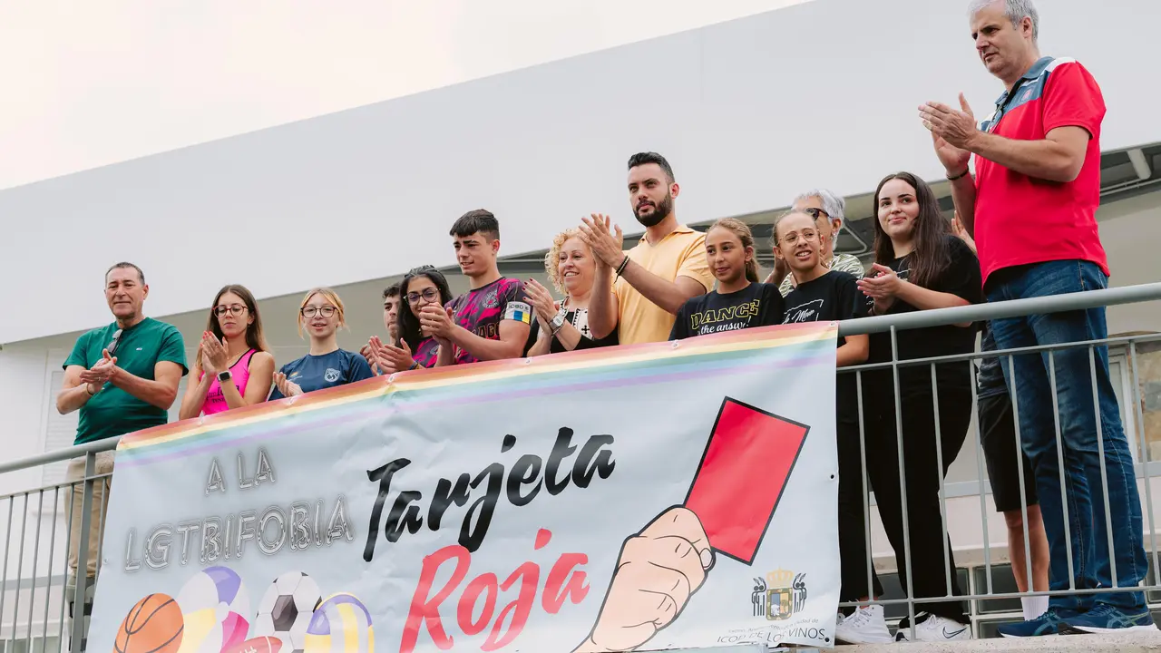 Foto de familia tras colocar la pancarta