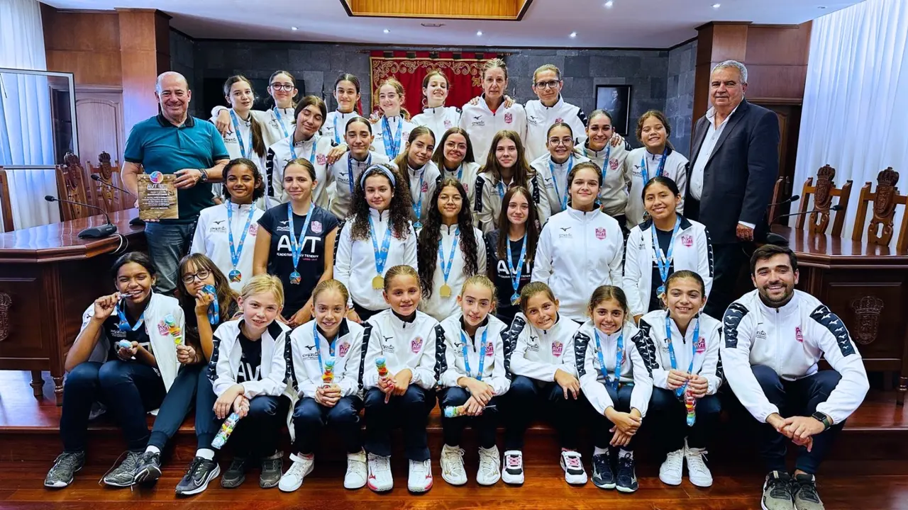 Reconocimiento al equipo alev&iacute;n e infantil de Voley de San Miguel de Abon