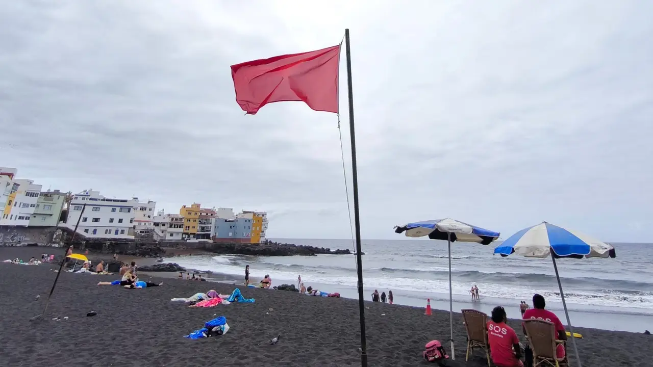 Bandera roja en Playa Jard&iacute;n