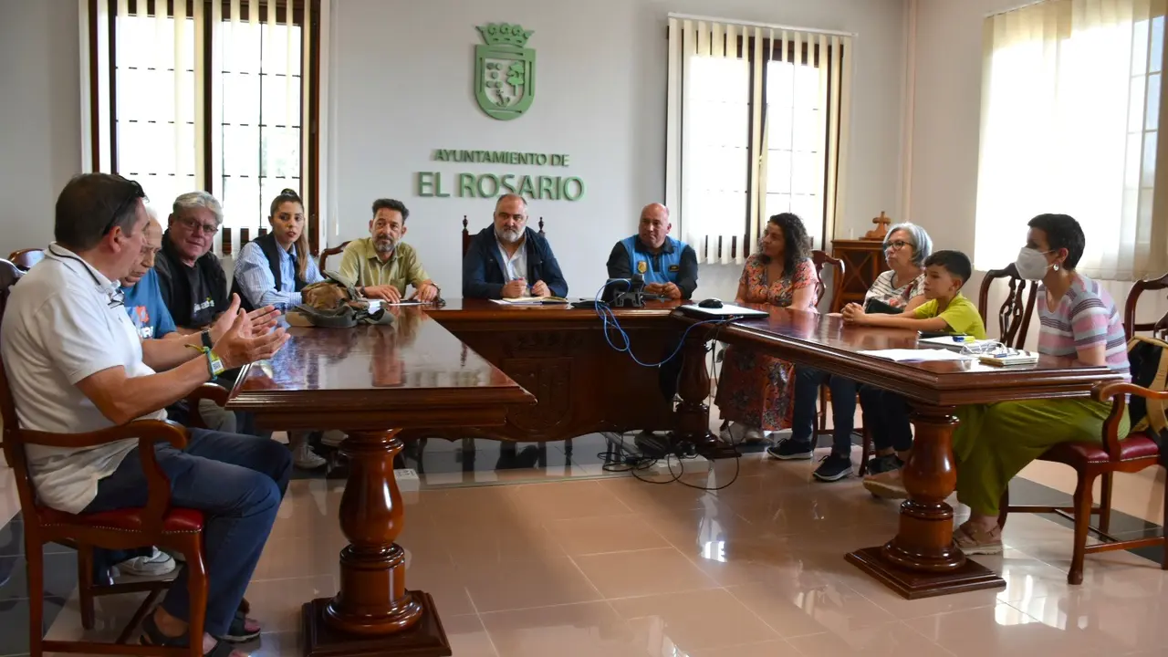 Reuni&oacute;n de Escol&aacute;stico Gil con los vecinos de Las Lagunetas