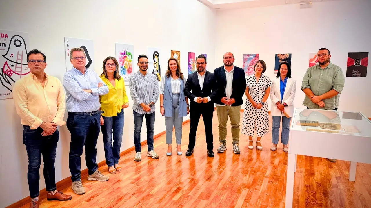 Fotograf&iacute;a Presentaci&oacute;n carteles candidatos a imagen oficial de la Bajada de la Virgen de las Nieves 2025(1)