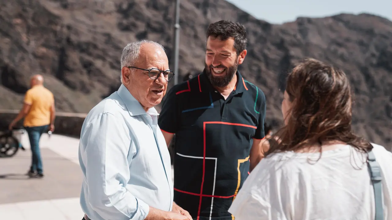 120724 El presidente del Cabildo, Casimiro Curbelo, junto al director general de la productora Portocab[83010]
