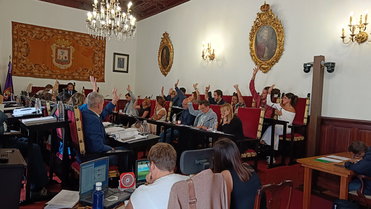 Pleno La Laguna, momento de la votaci&oacute;n de la enmienda a la moci&oacute;n de Vox(1)
