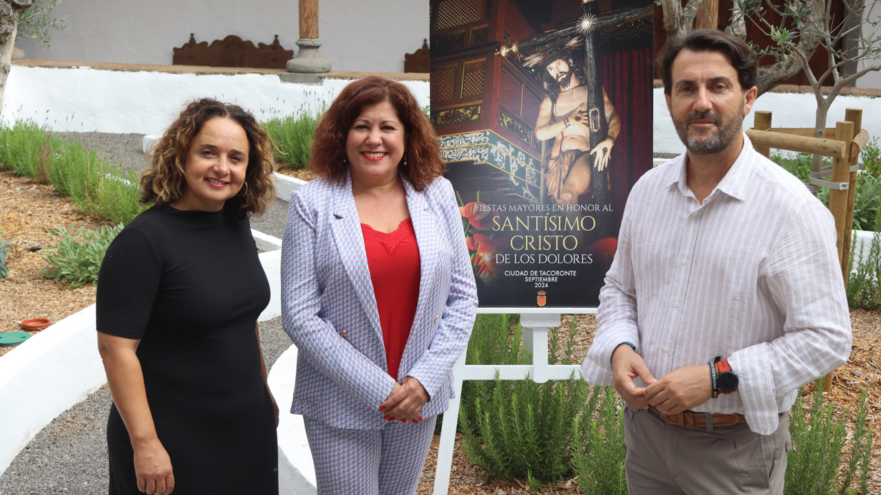 ALCALDESA Y TENIENTES DE ALCALDE JUNTO AL CARTEL ANUNCIADOR(1)