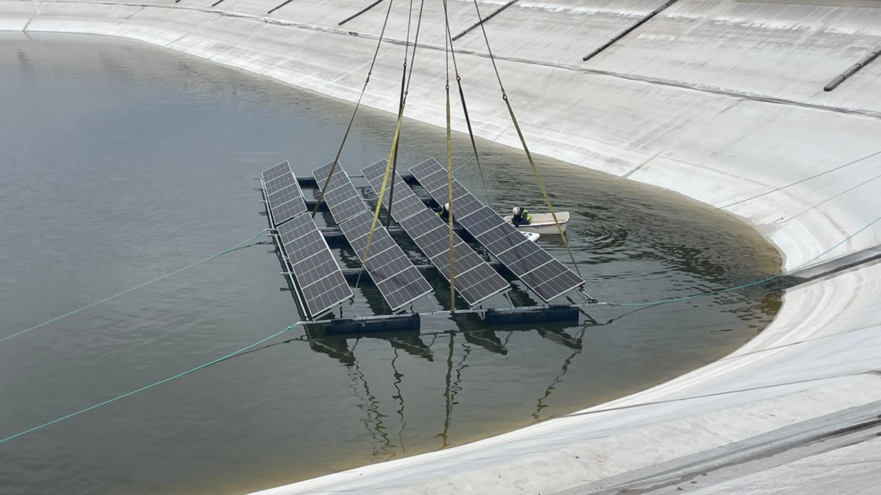 Placas fotovoltaicas flotantes en la balsa de Valle de San Lorenzo