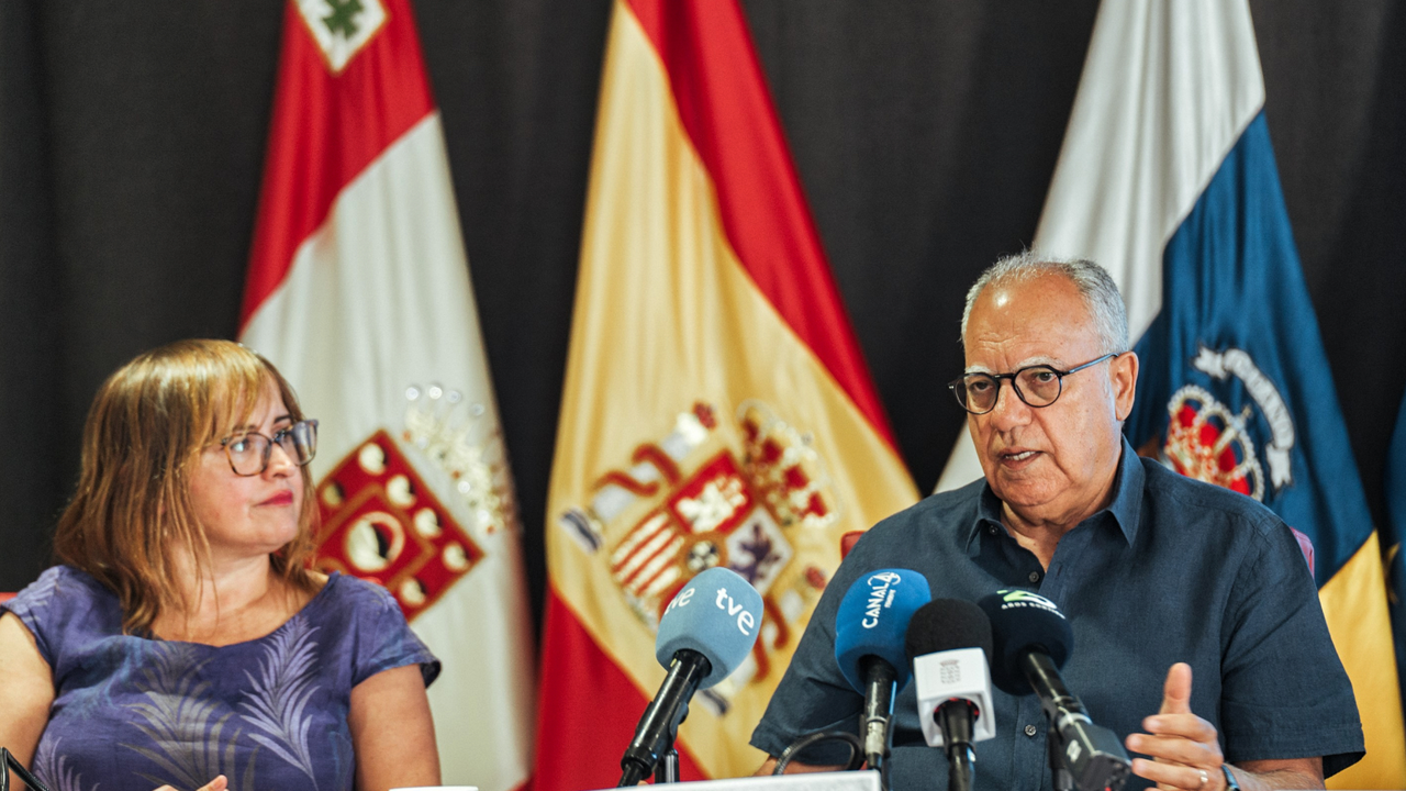 030924-el-presidente-del-cabildo-casimiro-curbelo-junto-a-la-consejera-insular(1)