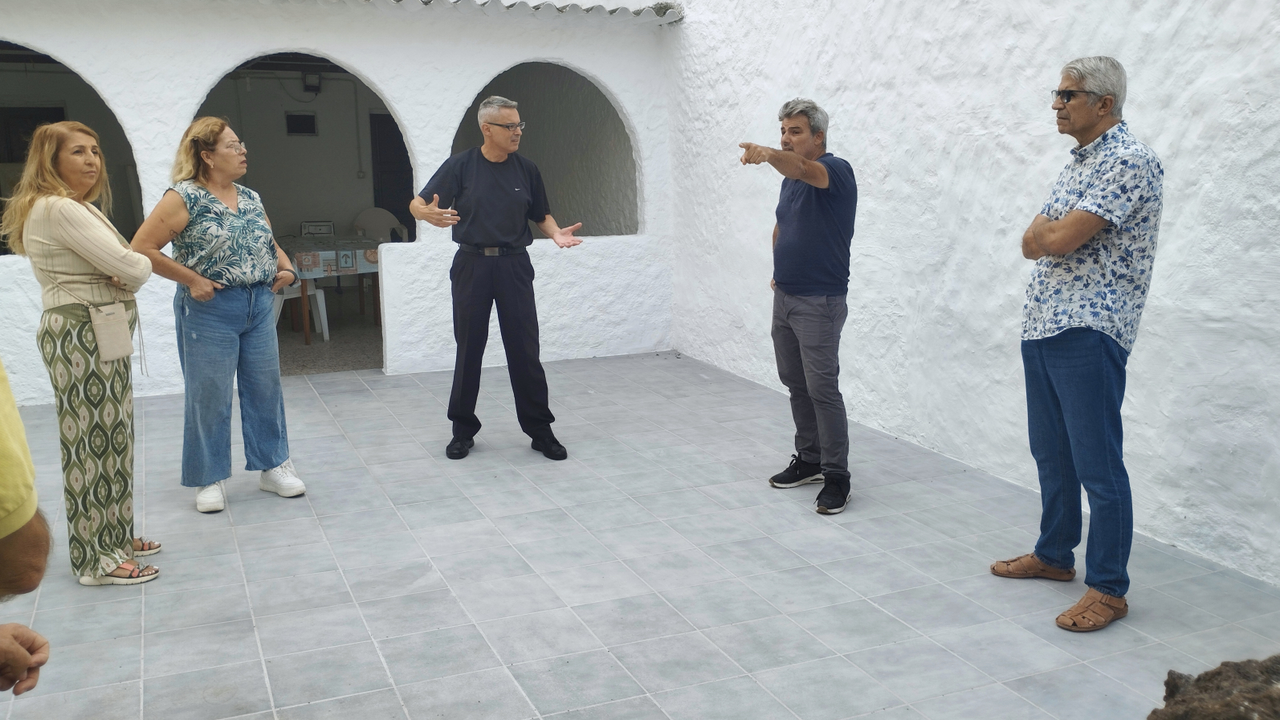 El concejal David Hernandez, junto a la directiva de la asociaci&oacute;n(1)