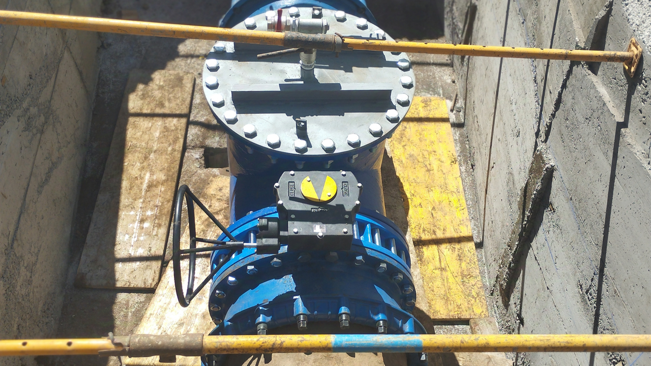 Nueva v&aacute;lvula instalada en el emisario de Punta Brava(2)