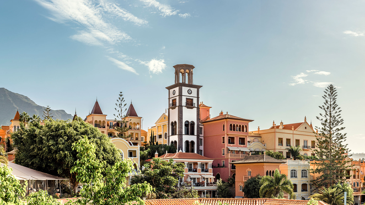 Bah&iacute;a del Duque hotel-architecture(1)