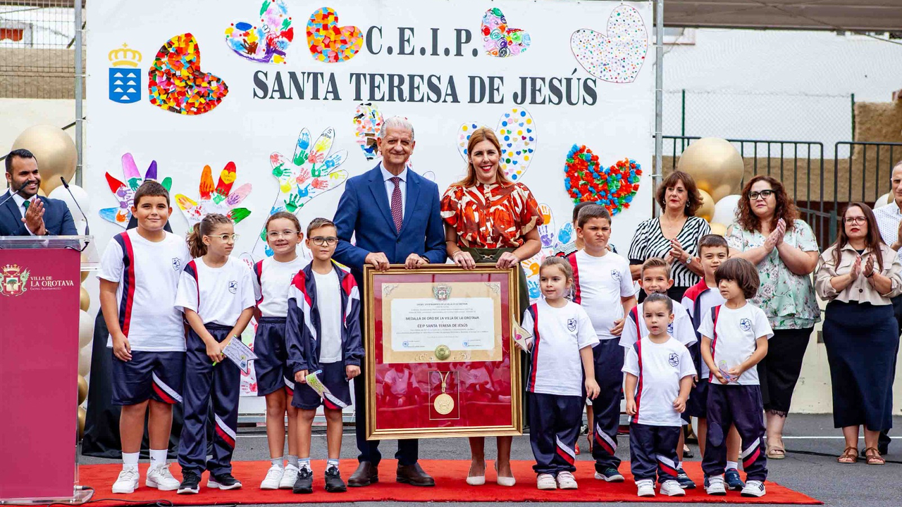 ENTREGA MEDALLA DE ORO AL CEIP SANTA TERESA DE JES&Uacute;S