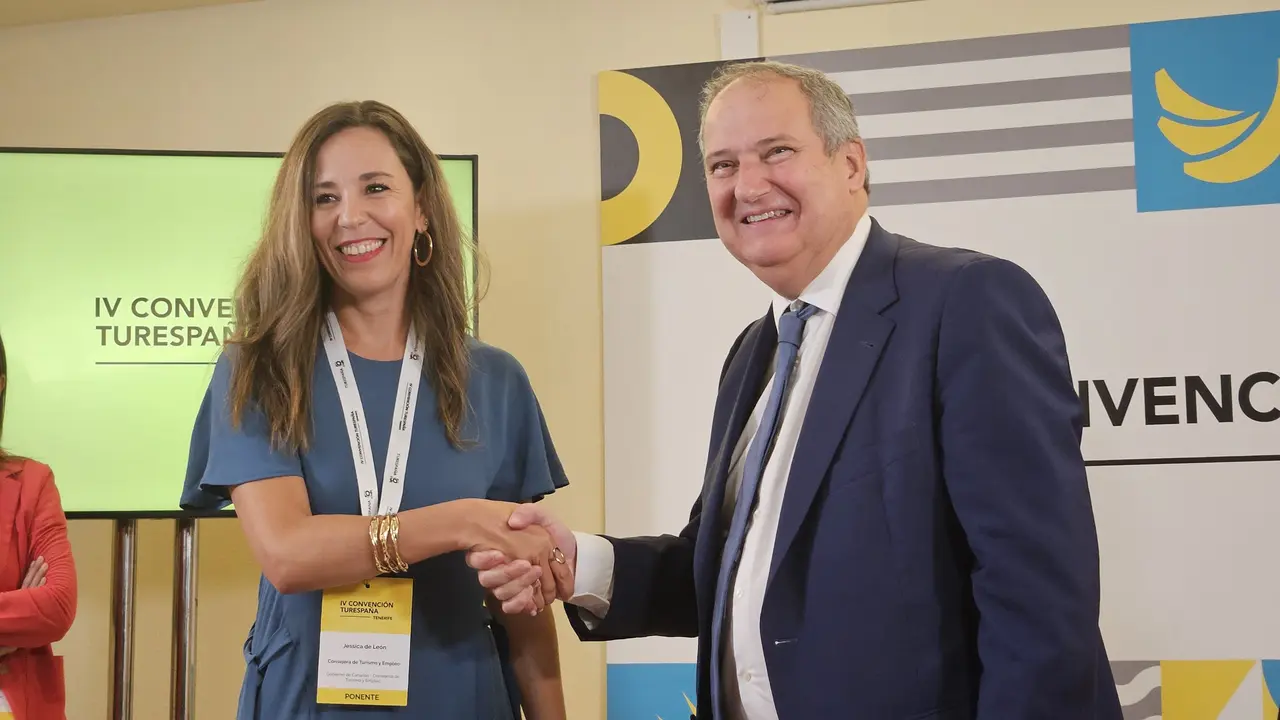 Adenda firmada entre el ministro Hereu y la consejera regional J&eacute;ssica de Le&oacute;n