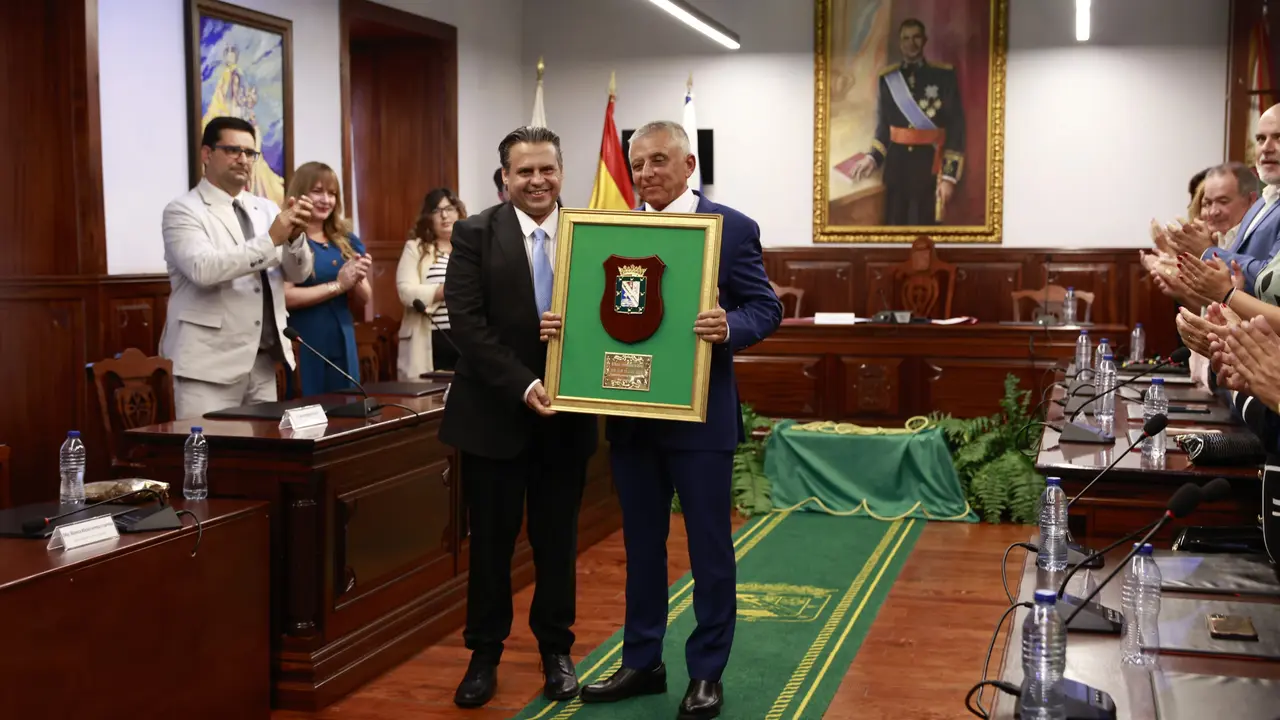 El alcalde 
Gustavo P&eacute;rez entreg&oacute; una metopa a Juan Delgado.