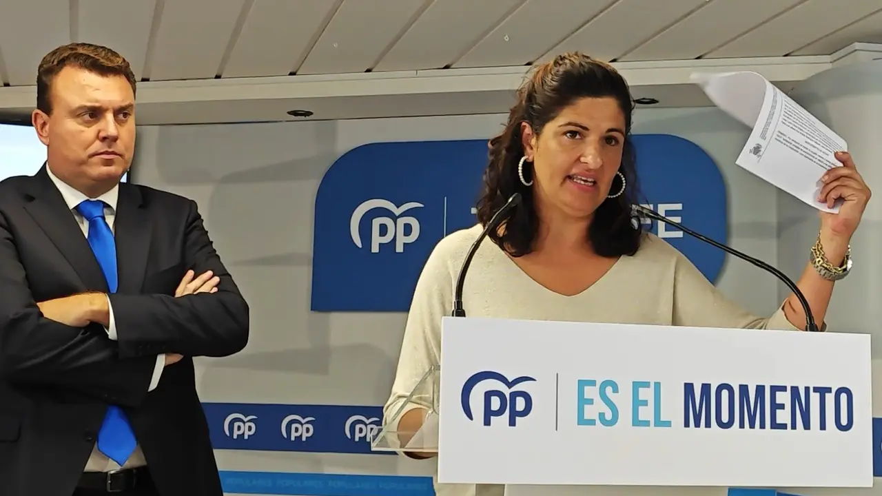 thumbnail_Carmen Luisa Castro (PP)  y el abogado Francisco D&iacute;az, en la rueda de prensa (2)