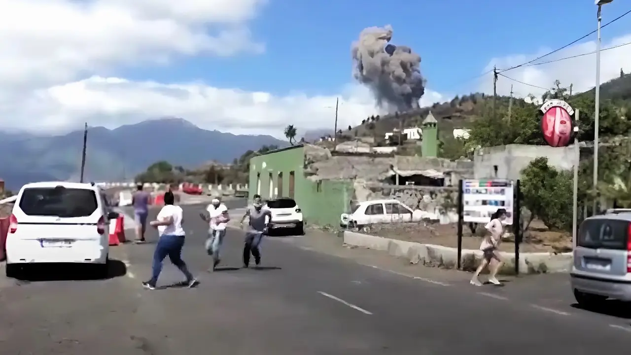 Vecinos sorprendidos en el momento inicial de la erupci&oacute;n.
