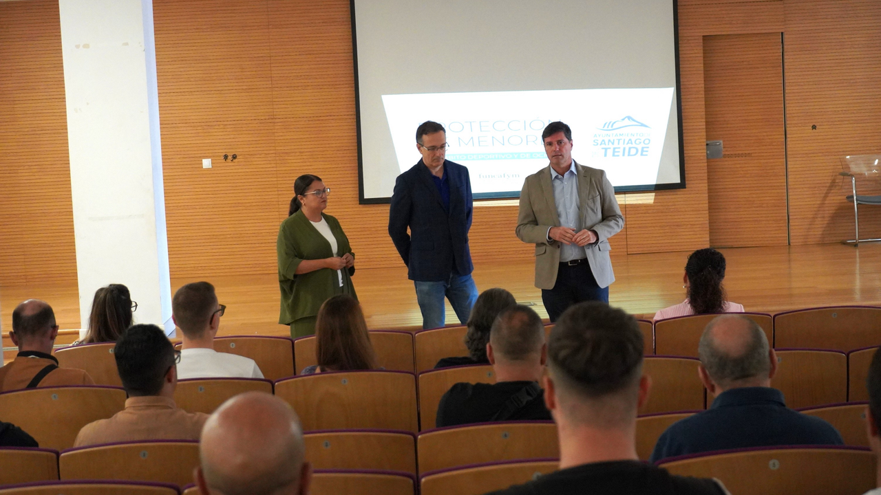El alcalde durante la presentaci&oacute;n de la charla(1)
