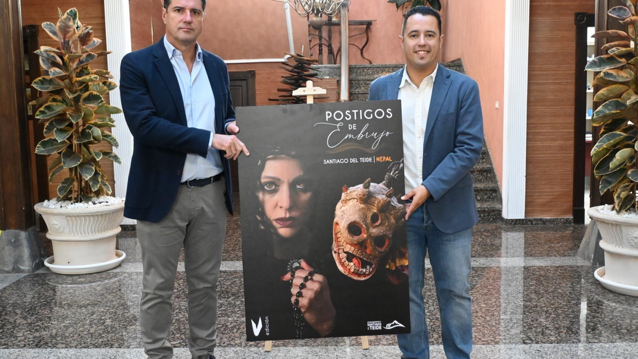 El alcalde y concejal de Cultura presentando una nueva edici&oacute;n de Postigos de Embrujo(1)