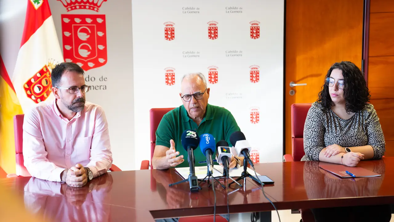 El presidente del Cabildo de La Gomera, Casimiro Curbelo (centro), junto al vicepresidente primero, Adasat Reyes, y la consejera insular de Econom&iacute;a, Cristina Ventura