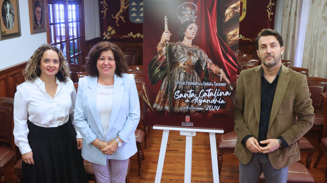 PRESENTACI&Oacute;N DEL CARTEL_ ALCALDESA (centro) junto a concejala de Fiestas y segundo teniente de alcalde(1)