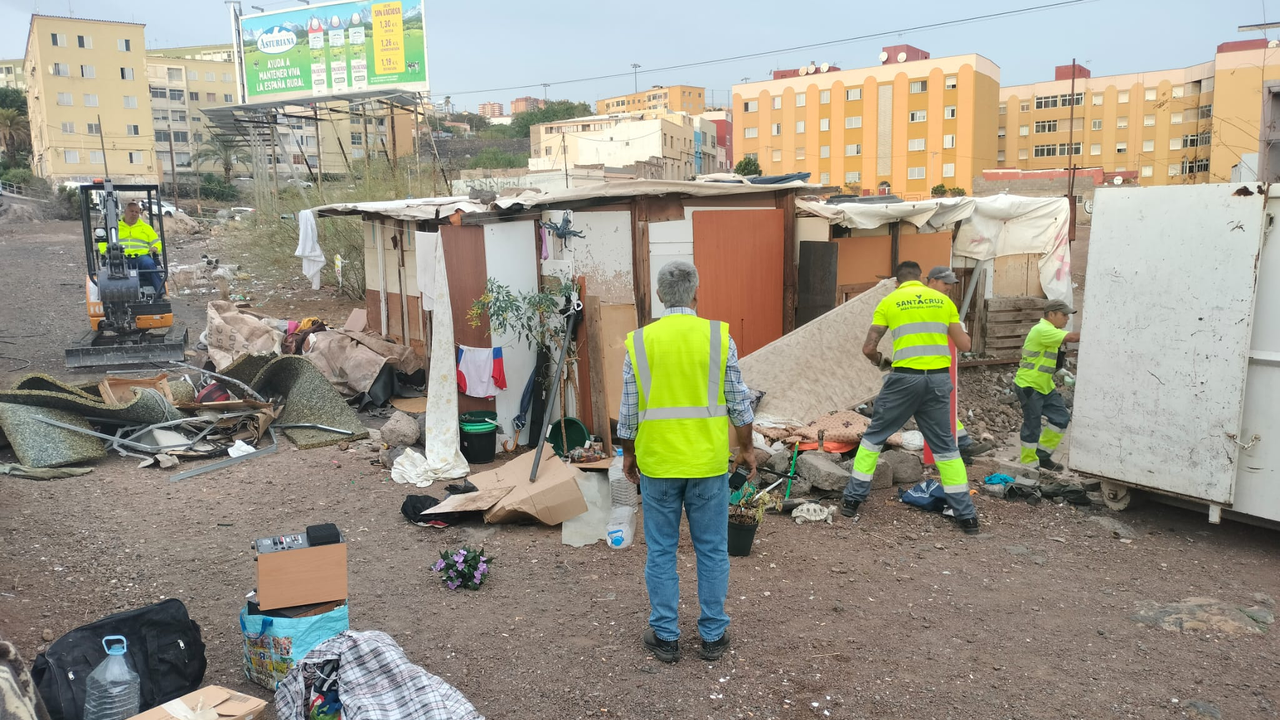 241108 Demolici&oacute;n de caseta en las inmediaciones del Pancho Camurria 2