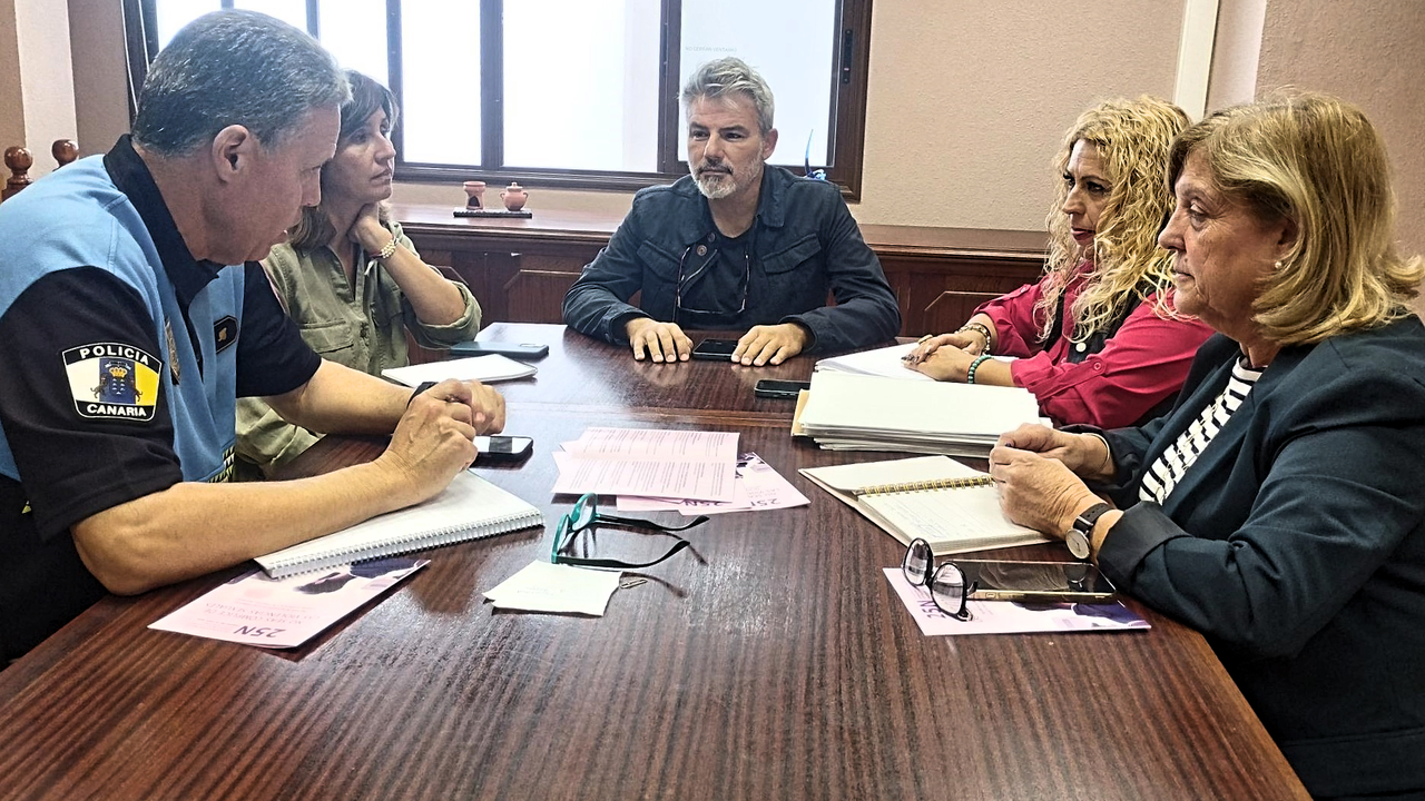 Reuni&oacute;n de la mesa con las &aacute;reas de Igualdad, Acci&oacute;n Social y la Polic&iacute;a Local(1)