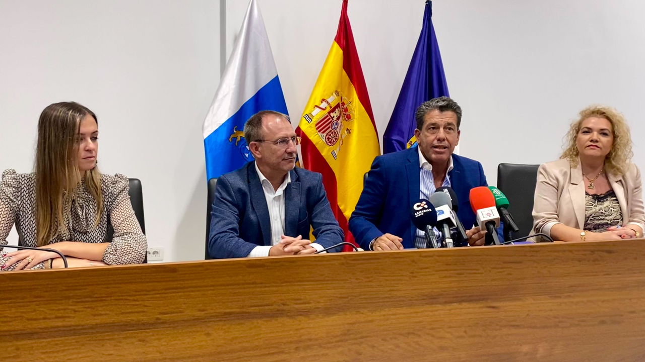 Representantes del Cabildo de La Palma y del CEST durante la presentaci&oacute;n(2)